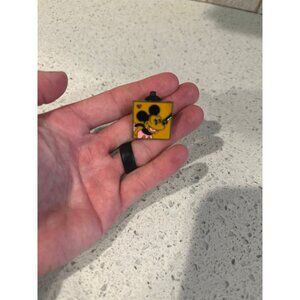 Hidden‎ Micky Disney Pin - Orange Square